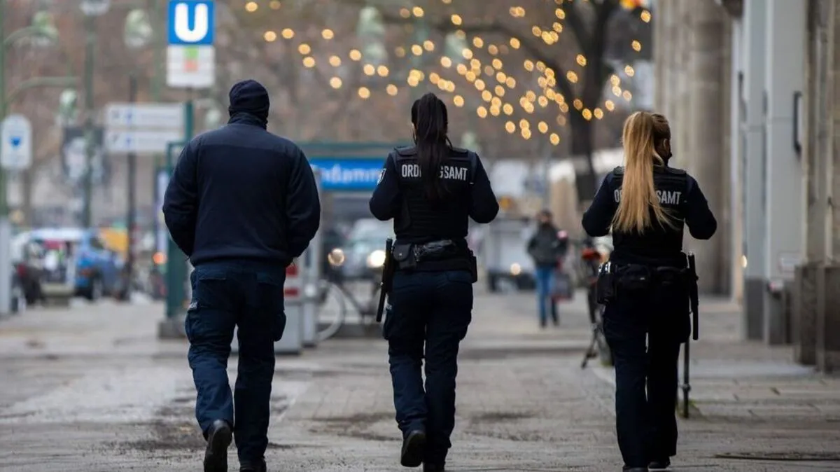 Polizeibeamte patrouillieren am Berliner Kurfürstendamm