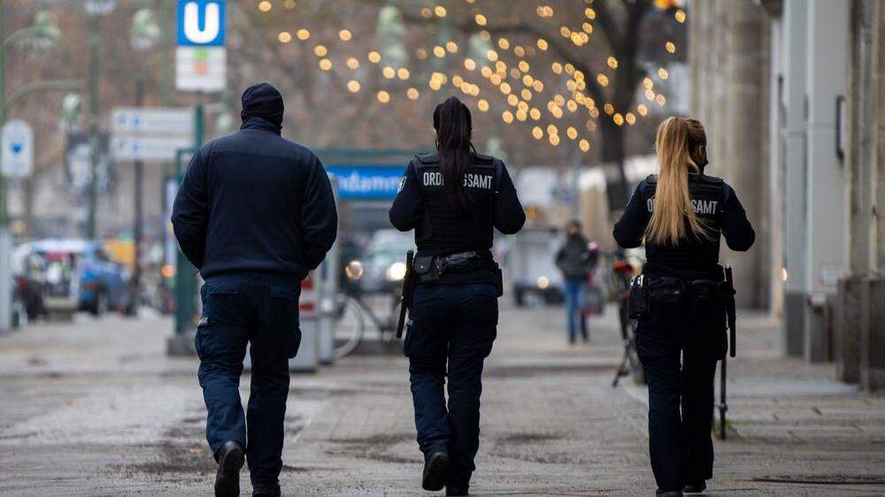 Polizeibeamte patrouillieren am Berliner Kurfürstendamm