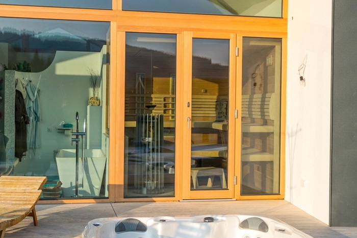 Die überdachte Terrasse mit Whirlpool macht den "Wellnessbereich" perfekt