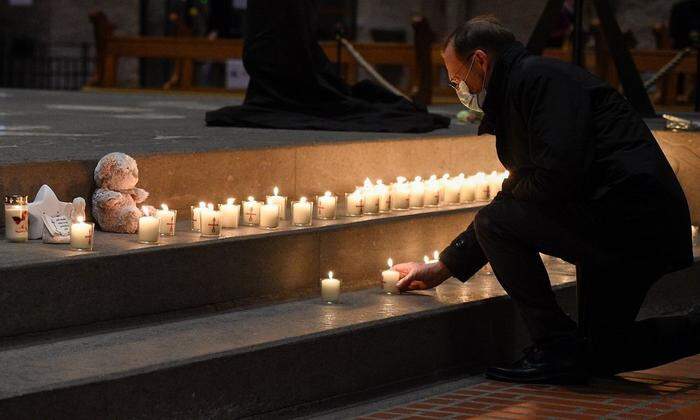 Kerzen zum Gedenken der Toten und Verletzten in Trier