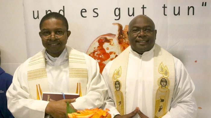 Wenn das Krankenhaus der Barmherzigen Brüder St. Veit zur traditionellen Kindersegnung durch die Seelsorger Joseph Tombert und Charles Ogbunambala (von rechts) lädt, ist lautes Babylachen vorprogrammiert. 