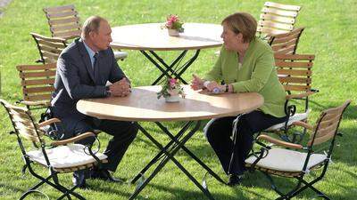 Kanzlerin Angela Merkel und Präsident Wladimir Putin auf Schloss Meseberg