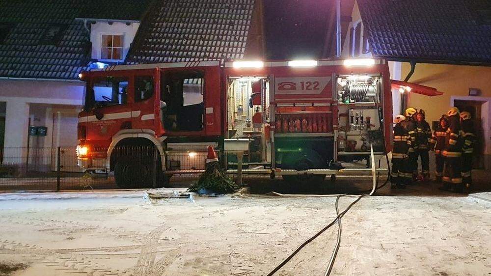 Die Freiwillige Feuerwehr Strallegg rückte spätnachts zu einem Brand mitten im Dorf aus