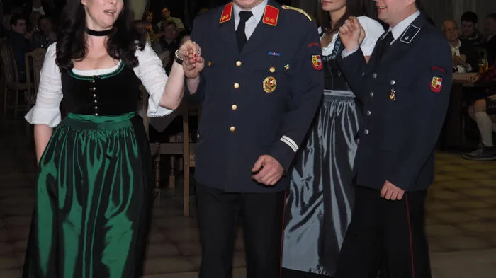 Mit einem Einmarsch eröffneten die Feuerwehrmänner der Freiwilligen Feuerwehr Ottmanach in der Gemeinde Magdalensberg singend ihren Feuerwehrball. Im Gasthaus Jordan tanzten sie Donnerstagabend durch die Nacht.