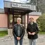 Noch-Direktor Christian Leitner und Bürgermeister Josef Wallner vor der Musik- und Kunstschule Deutschlandsberg (v. l.)