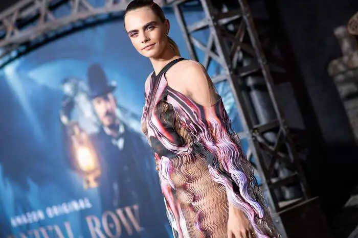 Die Hauptdarstellerin der neuen Amazon-Prime-Serie besuchte das Event in einem wild gemusterten Kleid von Iris Van Herpen.