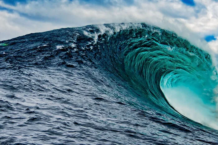 Etwa Shipstern Bluff mit seinen riesigen, mehrfach gebrochenen Wellen. Hier gibt’s keine halben Sachen: Jet-Skis ziehen nur die wagemutigsten Surfer mitten ins tosende Inferno — für ein Surfabenteuer auf haushohen Wellen, das man sein ganzes Leben lang nicht mehr vergisst.