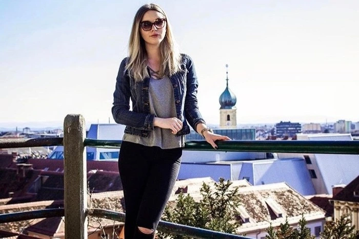 Helen Hitthaler (19), Leibnitz: „Ich beschäftige mich viel mit Mode und liebe es, neue Dinge auszuprobieren. Im Alltag mag ich es eher lässig und praktisch. Ich bin der Meinung, dass man es mit gewissen Basic-Teilen immer schaffen kann, ein Outfit zu einem optischen Highlight zu machen. Mit klassischen Sneakers, wie meinen Vans, kombiniert mit einer lässigen Jacke, kann man nie etwas falsch machen.“ Expertin Sonja Neuhold: „Der Look passt perfekt für den Frühling , vor allem Jeansjacken sind perfekt geeignet für das Frühlingswetter.“