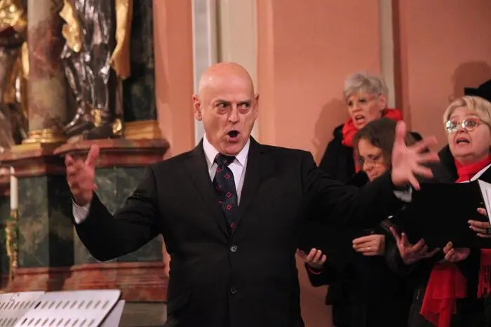 Gemeinsam mit Bariton David McShane von der Oper Graz und Johanna Moser am Klavier wurde unter der Gesamtleitung von Gerlinde Hörmann ein 90-minütiges Konzert gegeben, das die Besucherinnen und Besucher im wahrsten Sinne des Wortes vom Hocker riss.