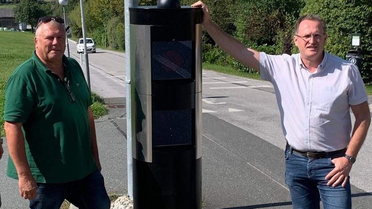 Hitzendorfs Bürgermeister Andreas Spari (r.) mit Manfred Szumovski (Firma Radarrent) beim neuen Kindergarten im Ortsteil Attendorf