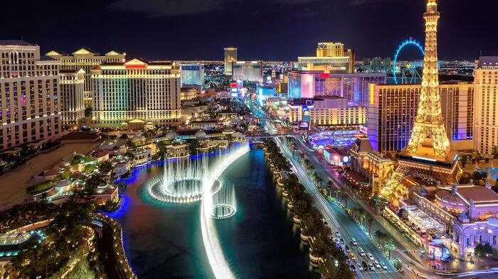 Übernachtung: Am günstigsten reist man unter der Woche nach Las Vegas, denn am Wochenende sind die Hotels teurer. Die meisten Besucher kennen die luxuriösen Resort mit extravaganten Suiten am Strip. Viele wissen aber nicht, dass es auch erschwingliche Luxus-Hotels gibt.
