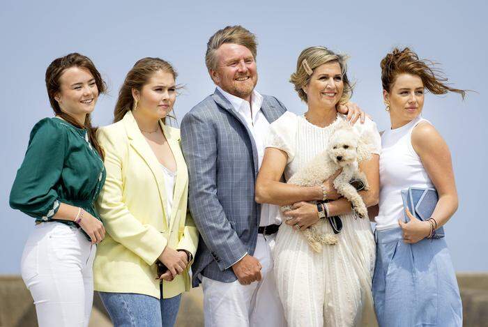Prinzessin Ariane, Prinzessin Amalia, König Willem-Alexander, Königin Máxima, Hund Mambo und Prinzessin Alexia 