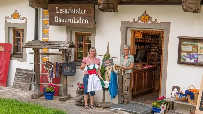 Zwei Frauen vor einem urigen Geschäft