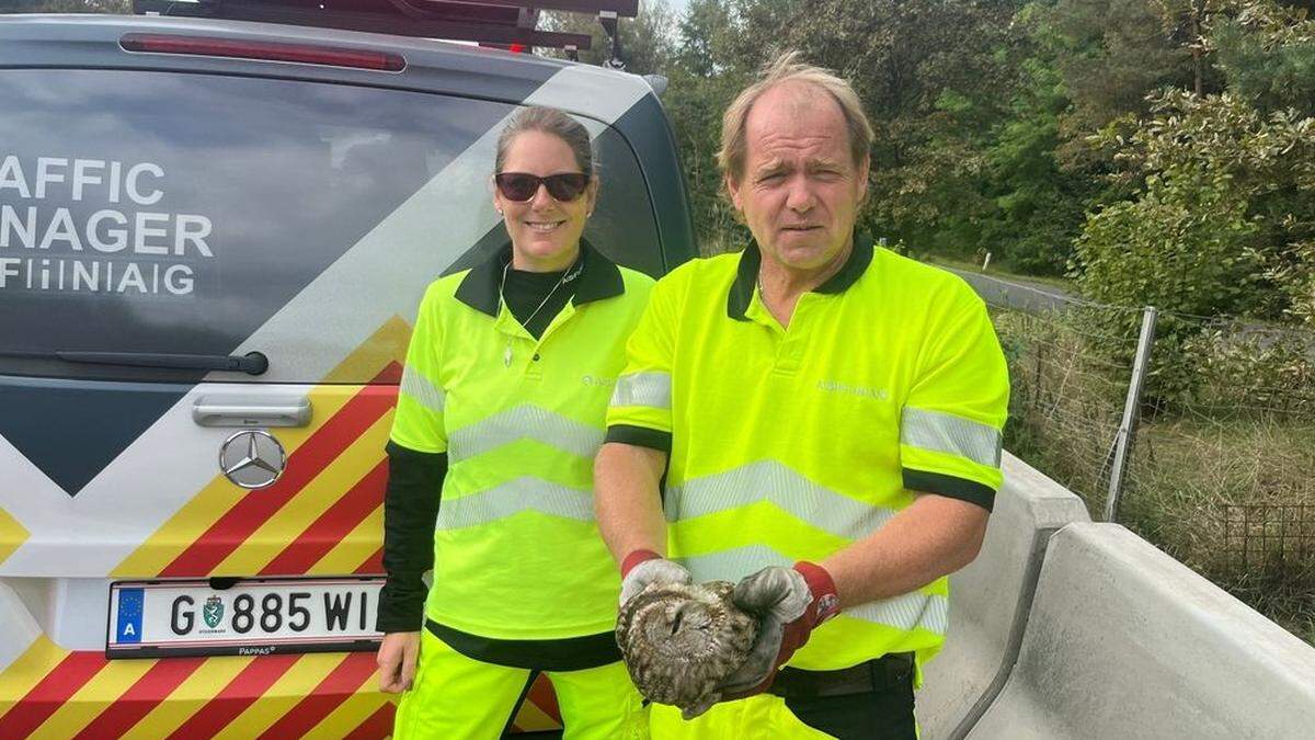 Ulrike Schweighofer und Franz Trieb retteten einen Kauz von der Autobahn