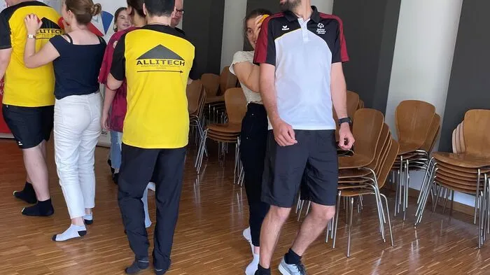 Trainer Sebastian Koller beteiligt sich an den sportlichen Übungen.