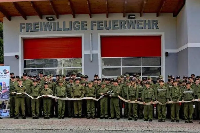 Zur Freude des anwesenden Abschnittskommandanten Edmund Plöbst und Bürgermeister Erwin Hinterdorfer konnte die weiße Fahne gehisst werden.
