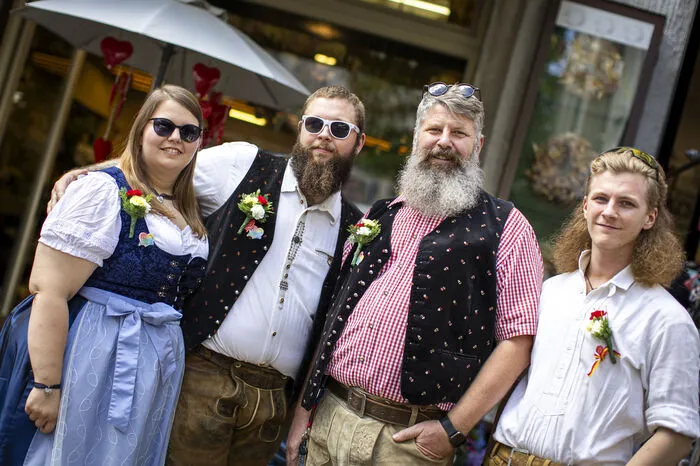 Etliche Besucherinnen und Besucher waren schon in Tracht unterwegs.
