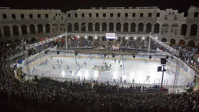Über 14.000 Zuschauer drängten sich bei den ersten beiden Eishockey-Partien in das römische Amphitheater von Pula