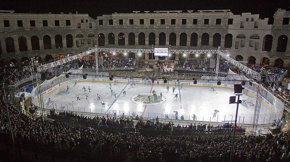 Über 14.000 Zuschauer drängten sich bei den ersten beiden Eishockey-Partien in das römische Amphitheater von Pula