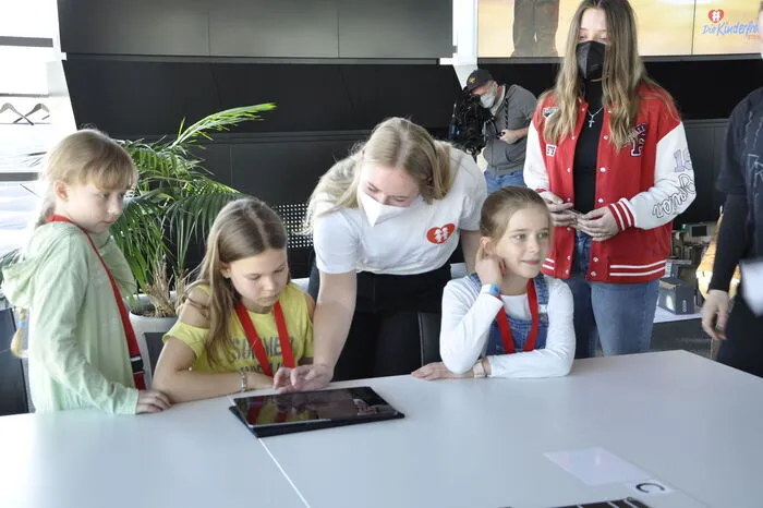Die Zukunftsfabrik bietet die Möglichkeit, Kin-dern auf spielerische Art und Weise spannende Themen wie Digitalisierung, Robotik oder Nachhaltigkeit näher zu bringen.