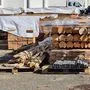 Das Holz für die geplanten Blockhäuser ist schon da