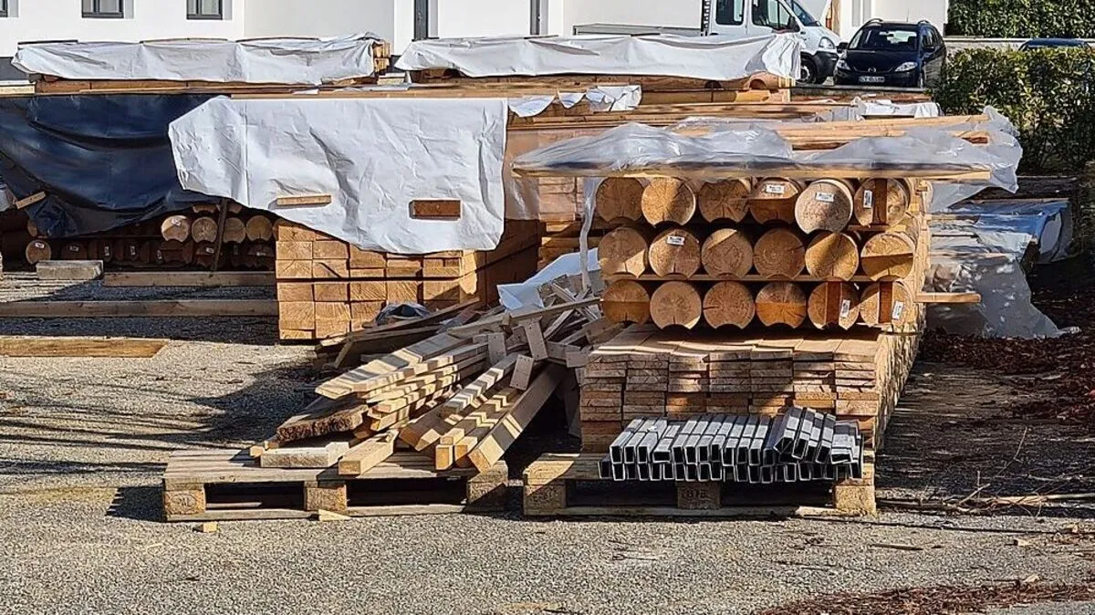 Das Holz für die geplanten Blockhäuser ist schon da