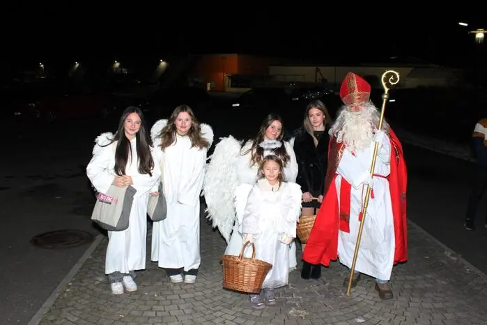 Aber nicht nur zahlreiche Krampusse waren unterwegs, sondern auch der Nikolaus und einige Engel waren mit dabei.