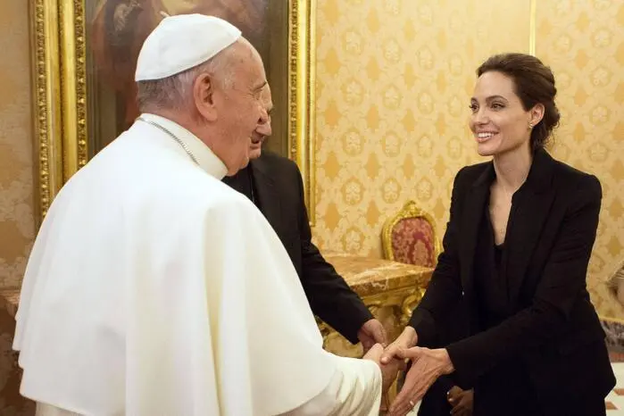 8. Januar 2015, im Vatikan: Die Schauspielerin, Regisseurin und UN-Sondergesandte Angelina Jolie traf sich kurz mit Papst Franziskus im Apostolischen Palast, nachdem sie ihren Film „Unbroken“ einigen Vertretern des Vatikans und Botschaftern gezeigt hatte. 