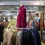 Kundin in einem Second Hand-Kleidershop: „Die Zielgruppe wird breiter“