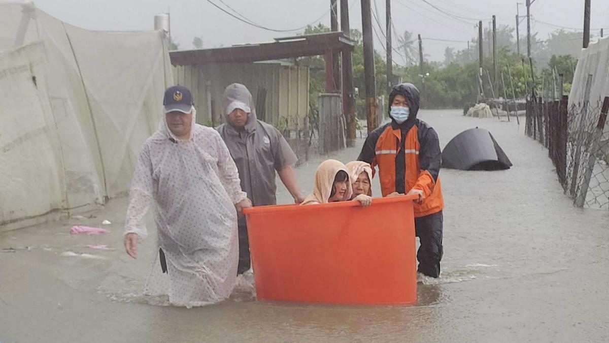 Überschwemmungen und Verwüstung durch den Taifun in Taiwan