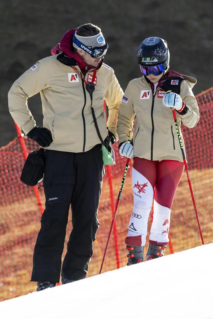 LIENZ,AUSTRIA,28.DEC.23 - ALPINE SKIING - FIS World Cup, giant slalom, ladies. Image shows coach Roland Assinger (Ski Austria) and Julia Scheib (AUT).
Photo: GEPA pictures/ Patrick Steiner