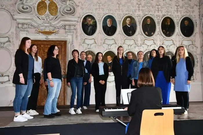 Das große Finale fand in der Stiftskirche statt, bei dem alle Chöre und gesangsbegeisterten Besucher unter der Leitung von Monika Lauchard, Chorleiterin der Sängerrunde Pöllau, ein gemeinsames Schlusslied darboten.