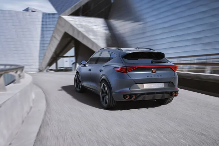Weil Cupra schließlich ursprünglich für Cup Racing stand, darf der Antrieb natürlich kein Kind von Traurigkeit sein: Die Rede ist von einem Plug-in-Hybrid, dessen Benziner und Elektromotor gemeinsam 245 PS erwirtschaften, die von einem Doppelkupplungsgetriebe verwaltet werden.