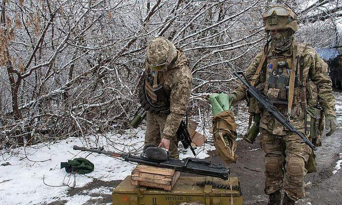 Russische Kampfwagen drangen ins halb eingekreiste Charkiw ein, konnten sich aber dort ebenso wenig festsetzen wie zuvor russische Stoßtruppen in Kiew 	