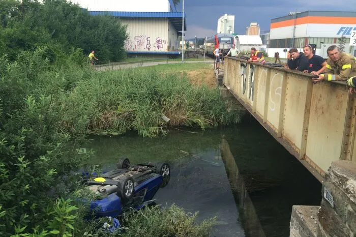 Dort blieb es auf dem Dach liegen.