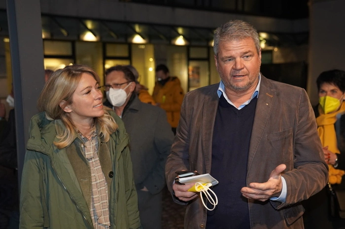 Gerhard Köfer verkündet das Ergebnis - neben ihn Gattin Evelyn