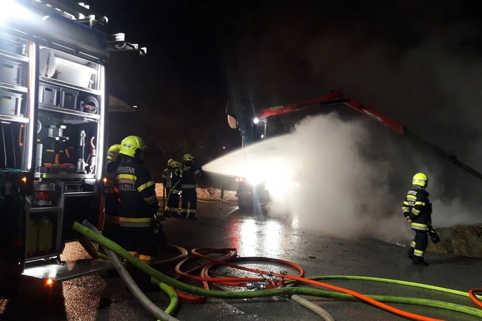 Mehr als 100 Feuerwehrleute aus der Steiermark und Niederösterreich standen die ganze Nacht im Einsatz.