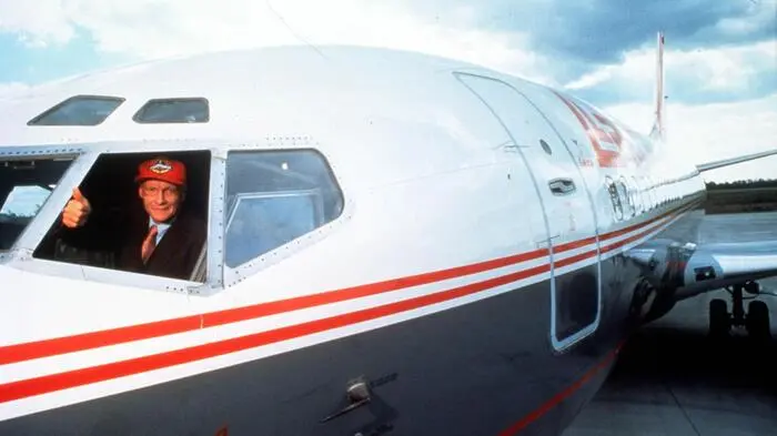 Der Start des Rennfahrers im Fluglinien-Geschäft verlief zäh. Nachdem er am 28. September 1979 mit dem berühmten Spruch "Ich habe genug vom Im-Kreis-Fahren" überraschend seinen Rücktritt aus dem Rennsport bekanntgab, erwarb er eine Bedarfsflugkonzession und gründetet mit zwei Flugzeugen seine Lauda Air.