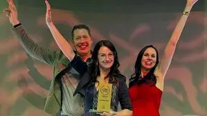 Stefanie und Thomas Eder mit ihrer ausgezeichneten Meister-Goldschmiedin Verena Sudi