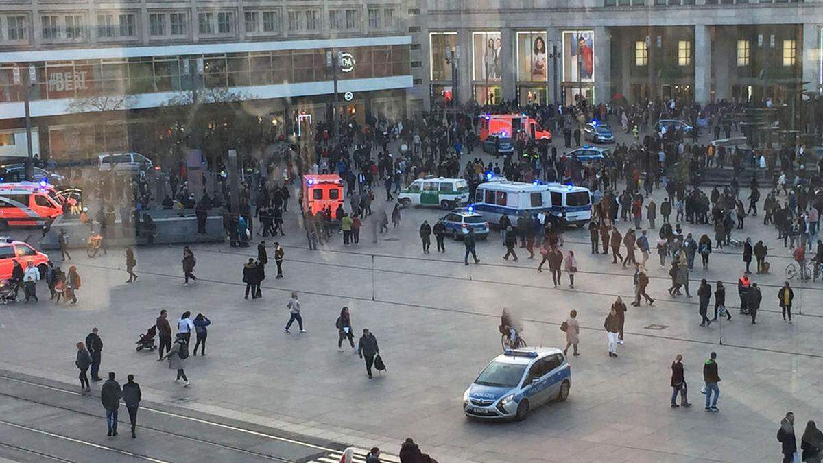 Massenschlägerei auf dem Berliner Alexanderplatz