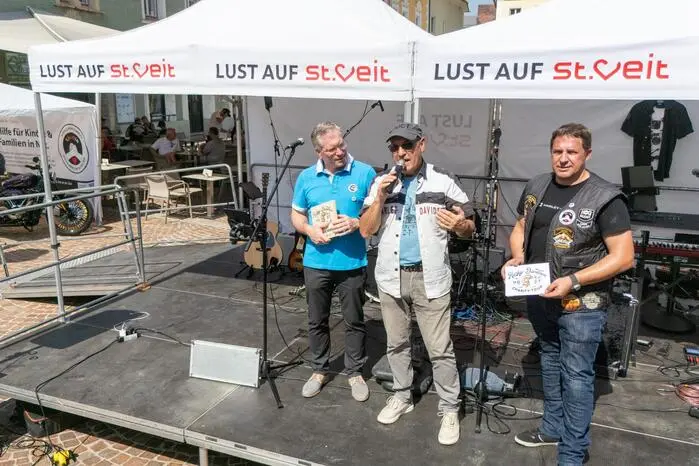 Die Fahrt findet für den guten Zweck statt, es werden Spenden gesammelt. St. Veit war Station der Österreich-Tour.