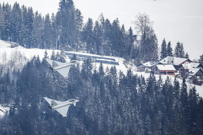In etwas mehr als 300 Metern Höhe überquerten sie Schladming in Richtung Osten.