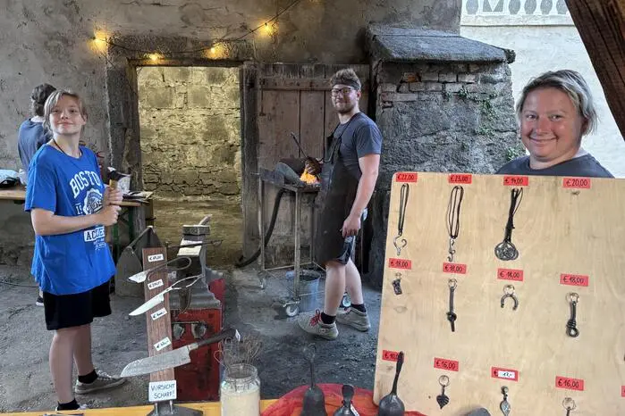 Jonas, der Schmied, gab in der Schauschmiede sein Handwerk weiter.