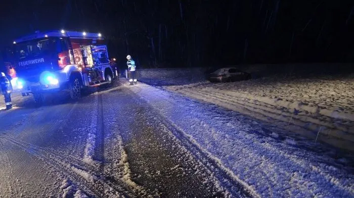 In den Morgenstunden musste die Feuerwehr von Mureck zwei Pkw bergen, die auf schneebedeckter Straße in den Graben gerutscht sind.