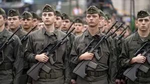 Soldaten mit kurzen Haaren bei einer Parade