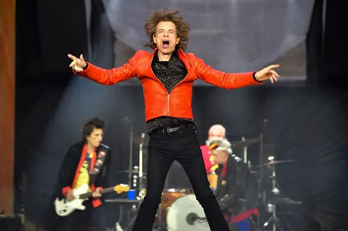 Obwohl es regelmäßig zwischen Jagger und Richards kracht, schreiben sie wie ein altes Ehepaar seit über einem halben Jahrhundert einen Hit nach dem anderen, darunter Klassiker wie "(I Can't Get No) Satisfaction", "Sympathy For The Devil", "Honky Tonk Women" und "Jumpin' Jack Flash".