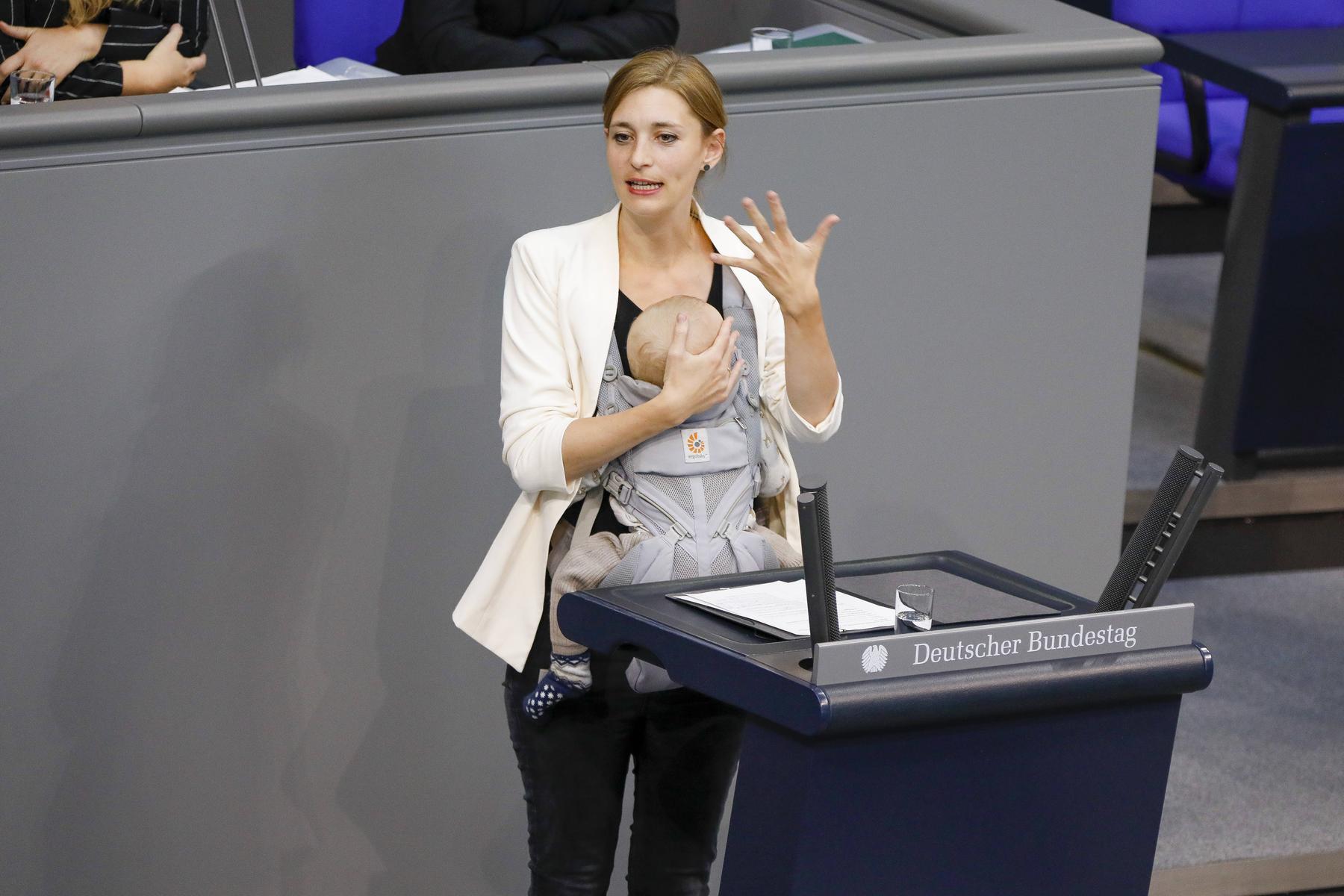 Premiere im Bundestag: Abgeordnete nahm Baby mit ans Rednerpult