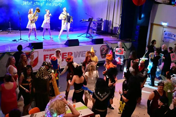 Das bewährte Trio, „Wolkenlos – jetzt steigt die Party“, brachte beste Stimmung ins Haus.