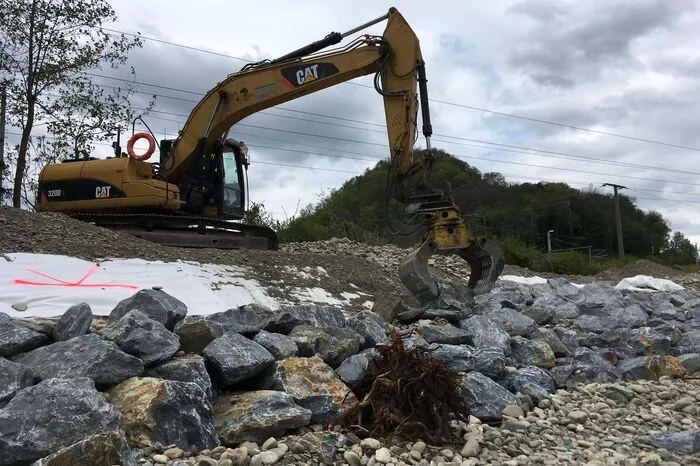 Seit 30 Jahren, seit es das Kraftwerk Lebring gibt, wurden derartige Arbeiten zum ersten Mal durchgeführt. Zwei Bagger entnahmen Sedimente, die sich über die Jahre im Flussbett eingelagert hatten. Die Flusssohle wurde nun wiederhergestellt, so wie sie vor 30 Jahren war, der Damm am rechten Murufer wurde im Gemeindegebiet von Wildon mit den Sedimenten um 50 Zentimeter erhöht.