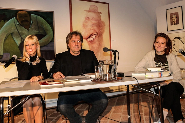 Die Lesung der Autoren Veronika Michitsch, Alfred Woschitz und Lena Kolter fand inmitten der Bilderwelt von Werner Berg und Manfred Deix statt. 